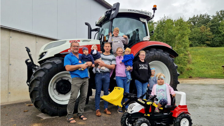 Traktor-Übergabe an Familie Fromhund