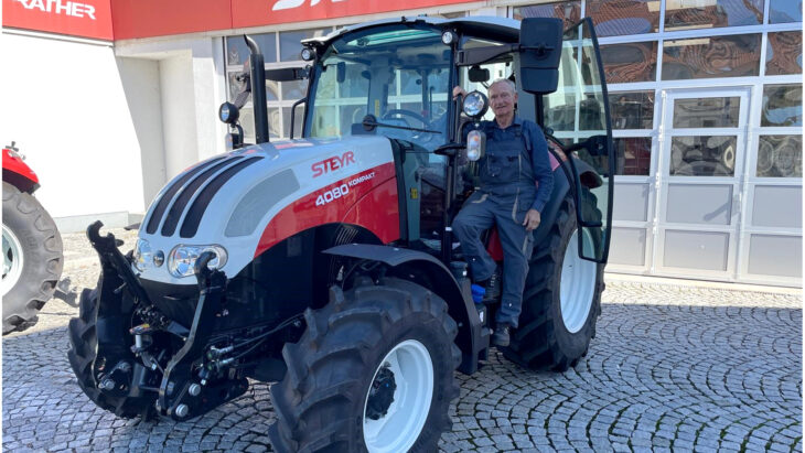 Traktor-Übergabe an Familie Maurer