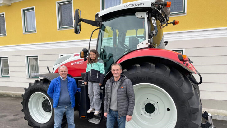 Traktor-Übergabe an Familie Naglhofer